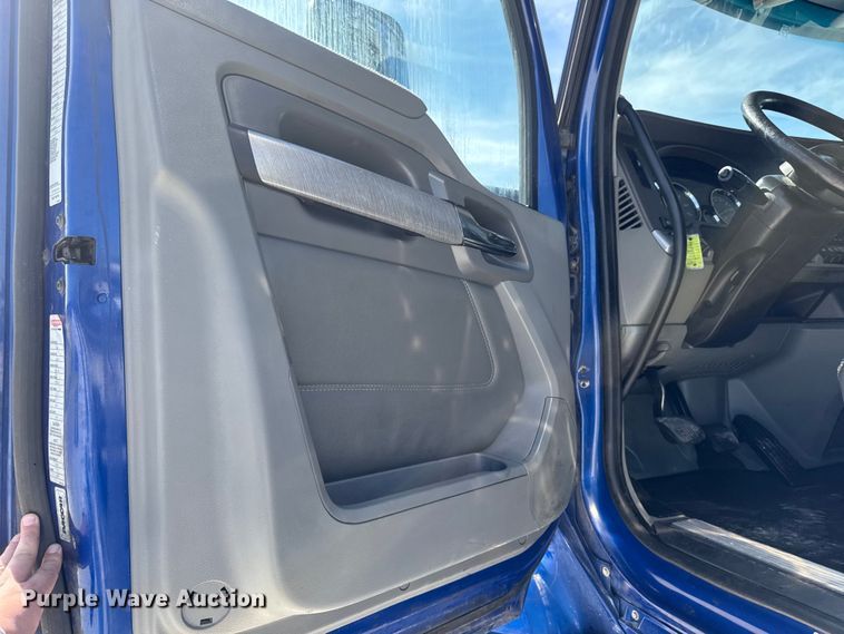 image for item EQ5025 2019 Kenworth T680 semi truck