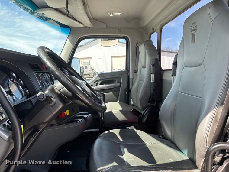 image for item EQ5025 2019 Kenworth T680 semi truck