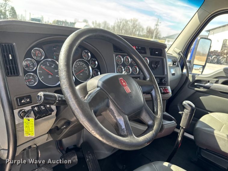 image for item EQ5025 2019 Kenworth T680 semi truck