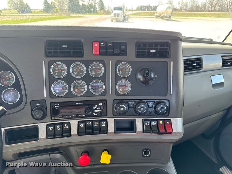 image for item EQ5025 2019 Kenworth T680 semi truck