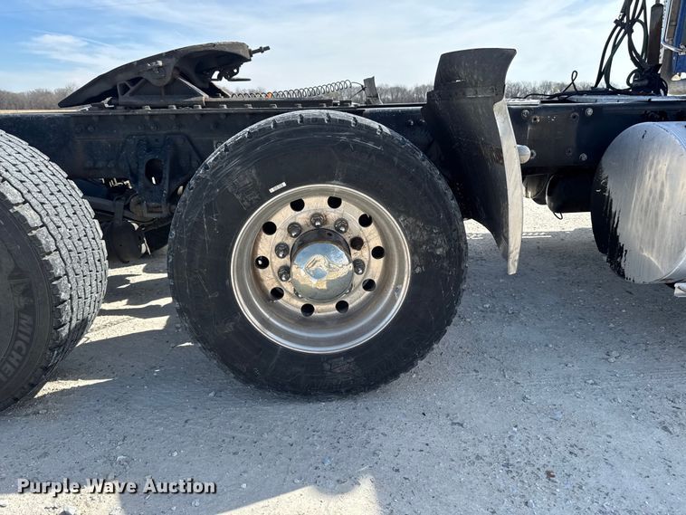 image for item EQ5025 2019 Kenworth T680 semi truck