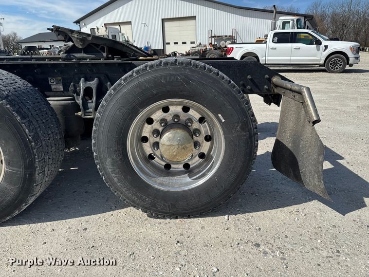 image for item EQ5025 2019 Kenworth T680 semi truck