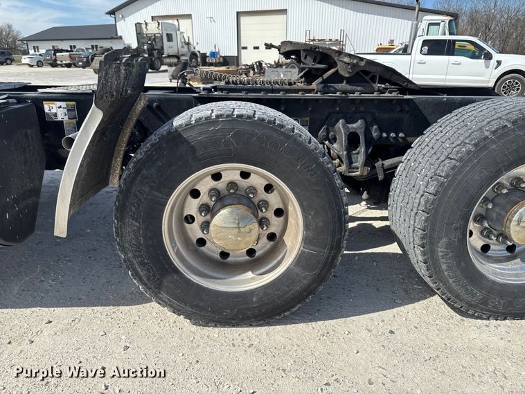 image for item EQ5025 2019 Kenworth T680 semi truck