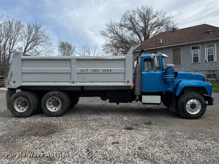image for item EQ5026 1991 Mack RD dump truck