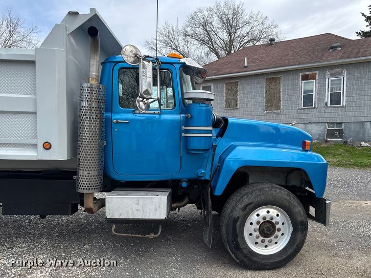 image for item EQ5026 1991 Mack RD dump truck