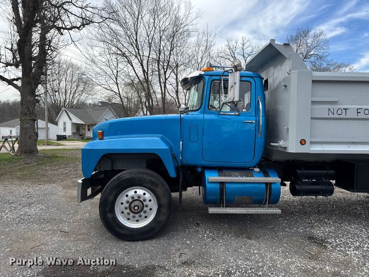 image for item EQ5026 1991 Mack RD dump truck