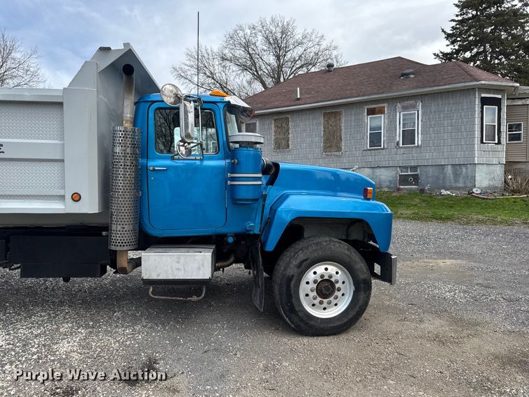 image for item EQ5026 1991 Mack RD dump truck