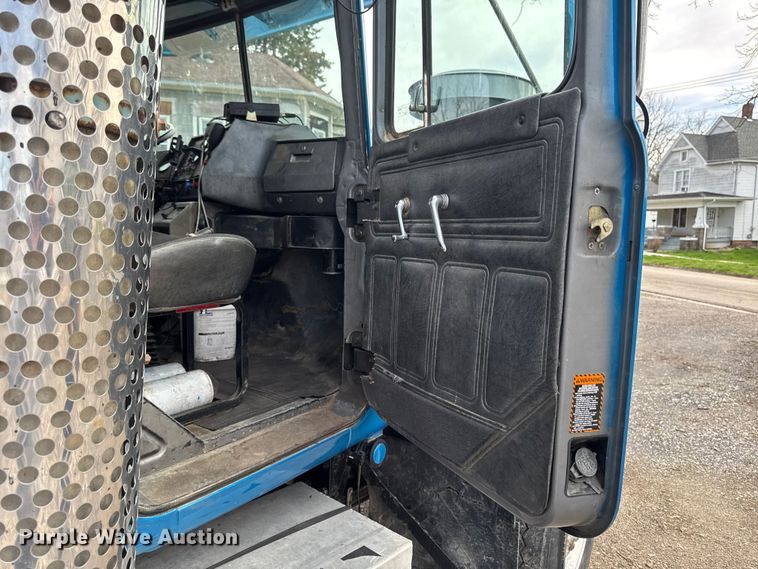 image for item EQ5026 1991 Mack RD dump truck