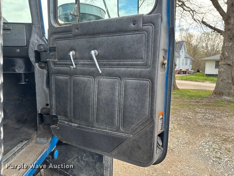 image for item EQ5026 1991 Mack RD dump truck