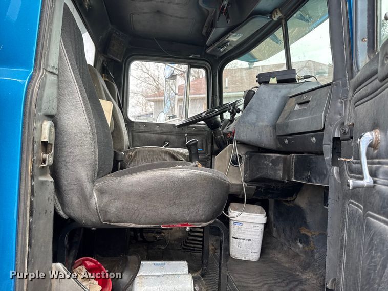 image for item EQ5026 1991 Mack RD dump truck