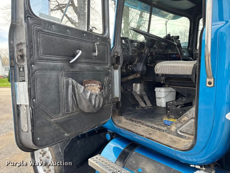 image for item EQ5026 1991 Mack RD dump truck