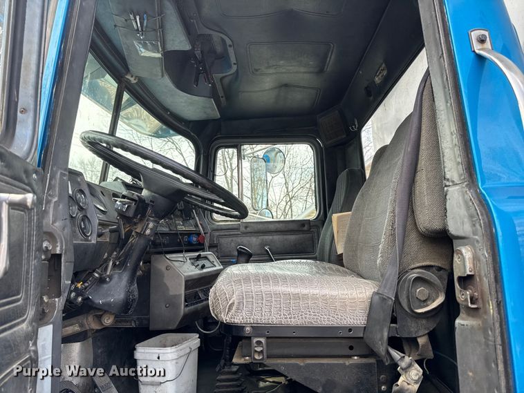 image for item EQ5026 1991 Mack RD dump truck
