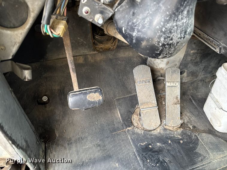 image for item EQ5026 1991 Mack RD dump truck