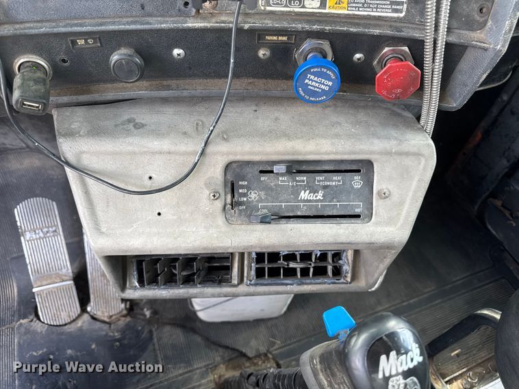 image for item EQ5026 1991 Mack RD dump truck