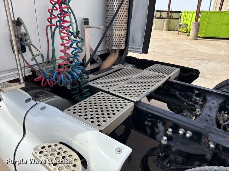 image for item ES5883 2006 Kenworth T2000 semi truck