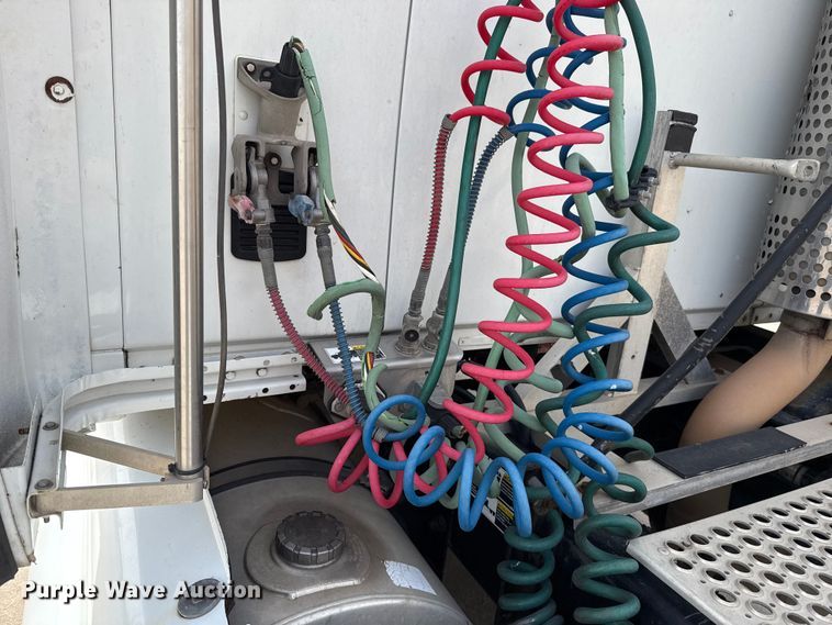 image for item ES5883 2006 Kenworth T2000 semi truck