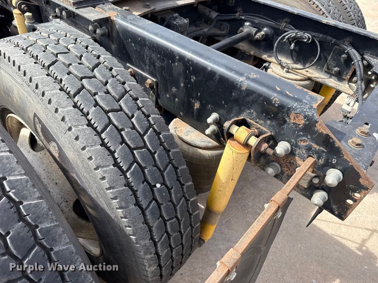 image for item ES5883 2006 Kenworth T2000 semi truck