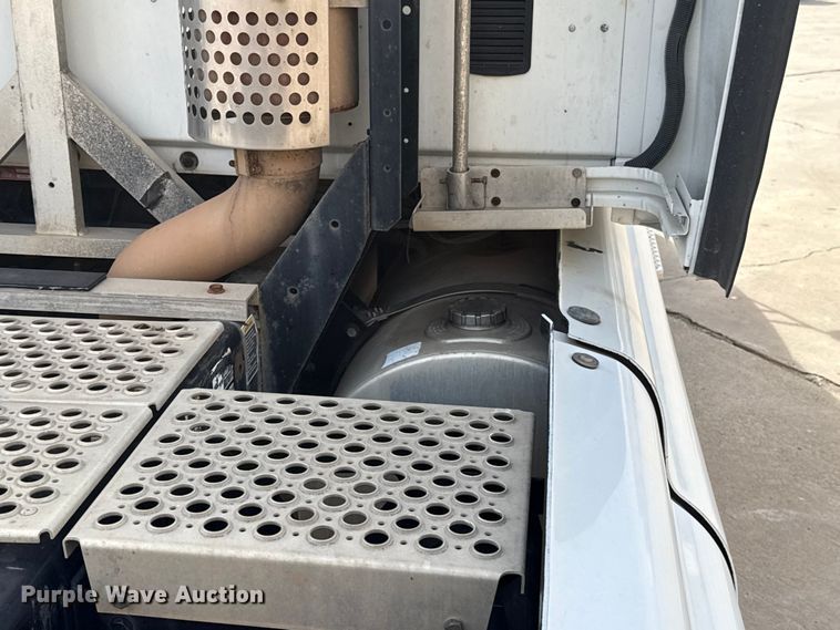 image for item ES5883 2006 Kenworth T2000 semi truck