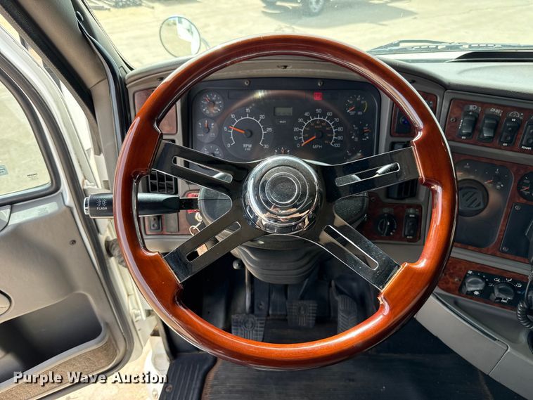 image for item ES5883 2006 Kenworth T2000 semi truck