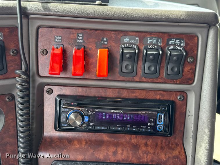 image for item ES5883 2006 Kenworth T2000 semi truck