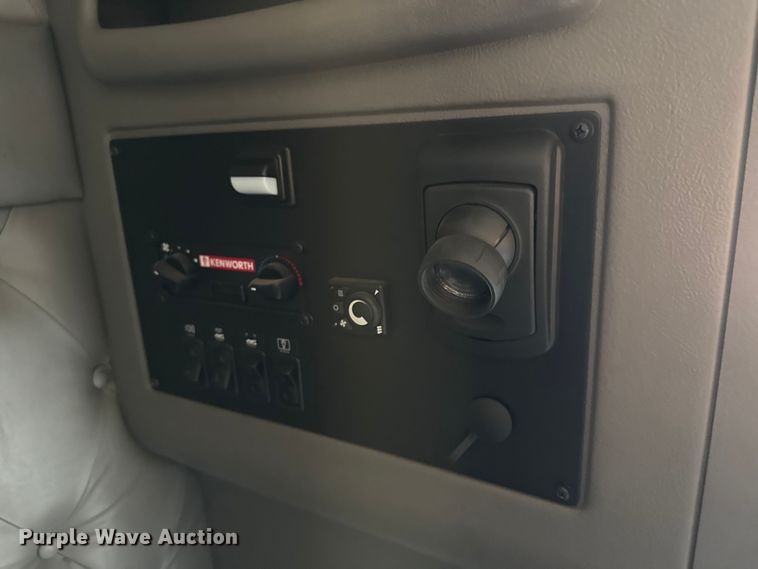 image for item ES5883 2006 Kenworth T2000 semi truck