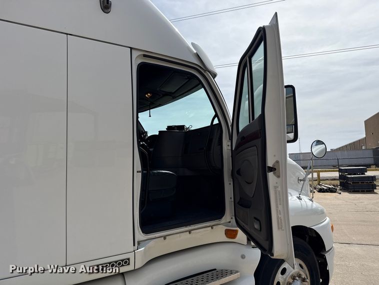 image for item ES5883 2006 Kenworth T2000 semi truck