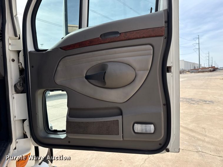 image for item ES5883 2006 Kenworth T2000 semi truck