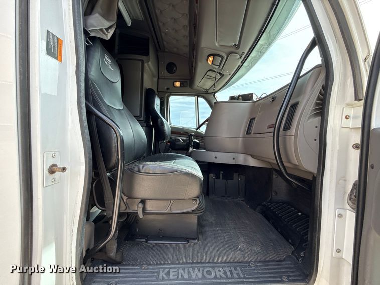 image for item ES5883 2006 Kenworth T2000 semi truck
