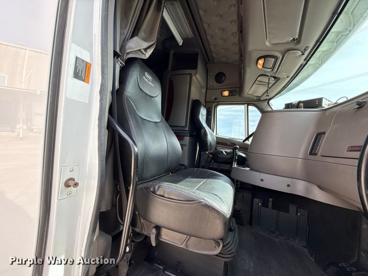 image for item ES5883 2006 Kenworth T2000 semi truck