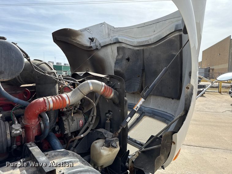 image for item ES5883 2006 Kenworth T2000 semi truck