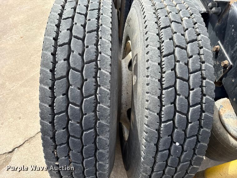 image for item ES5883 2006 Kenworth T2000 semi truck