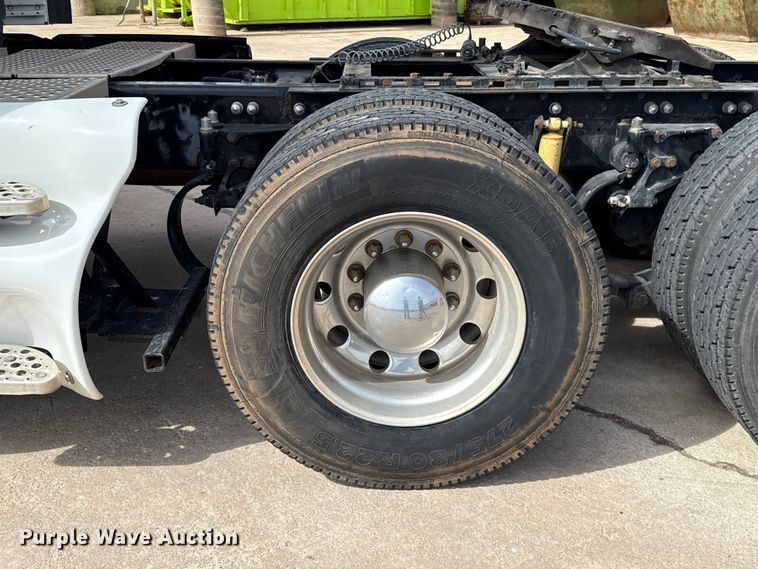 image for item ES5883 2006 Kenworth T2000 semi truck