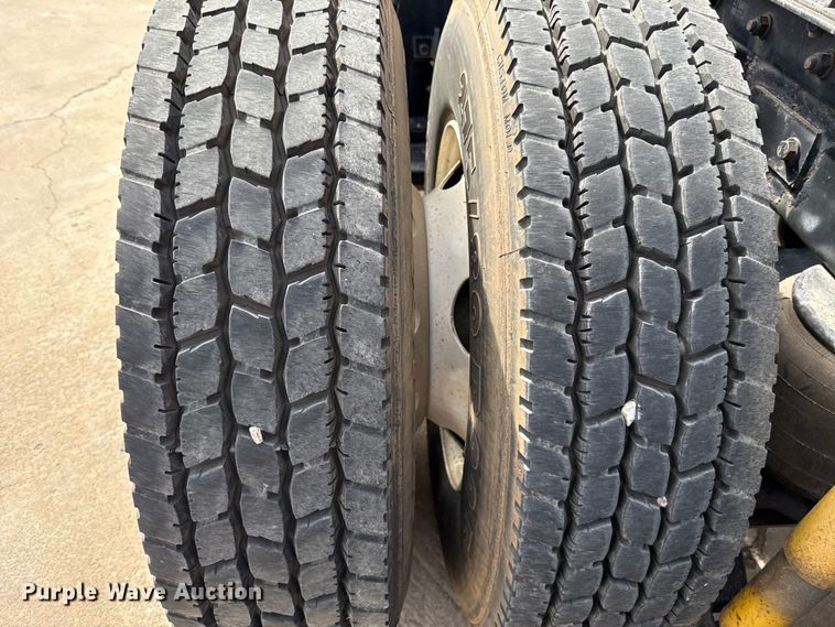 image for item ES5883 2006 Kenworth T2000 semi truck