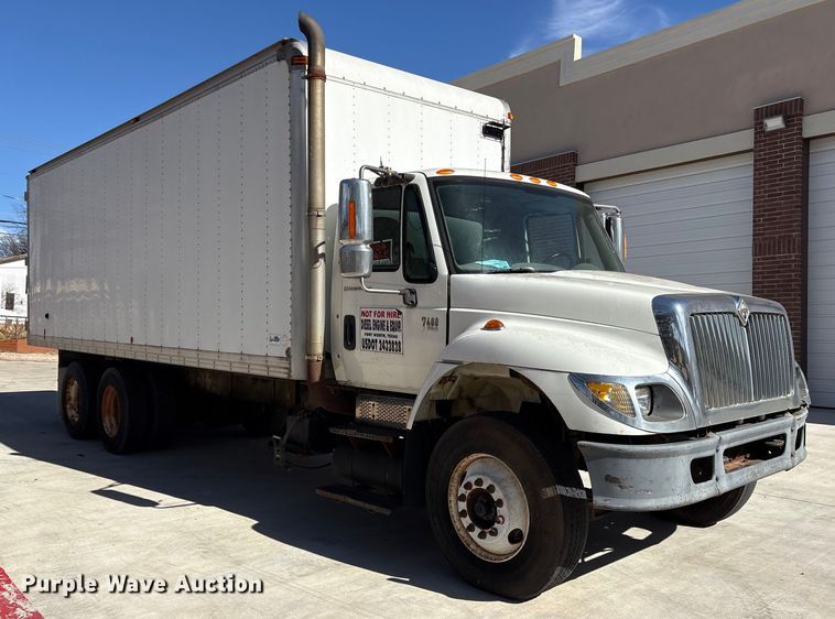 image for item ES8584 2006 International 7400 box truck