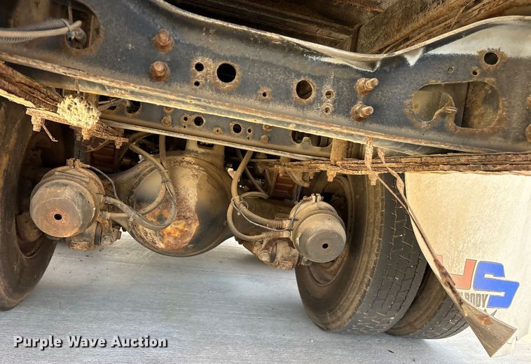 image for item ES8584 2006 International 7400 box truck