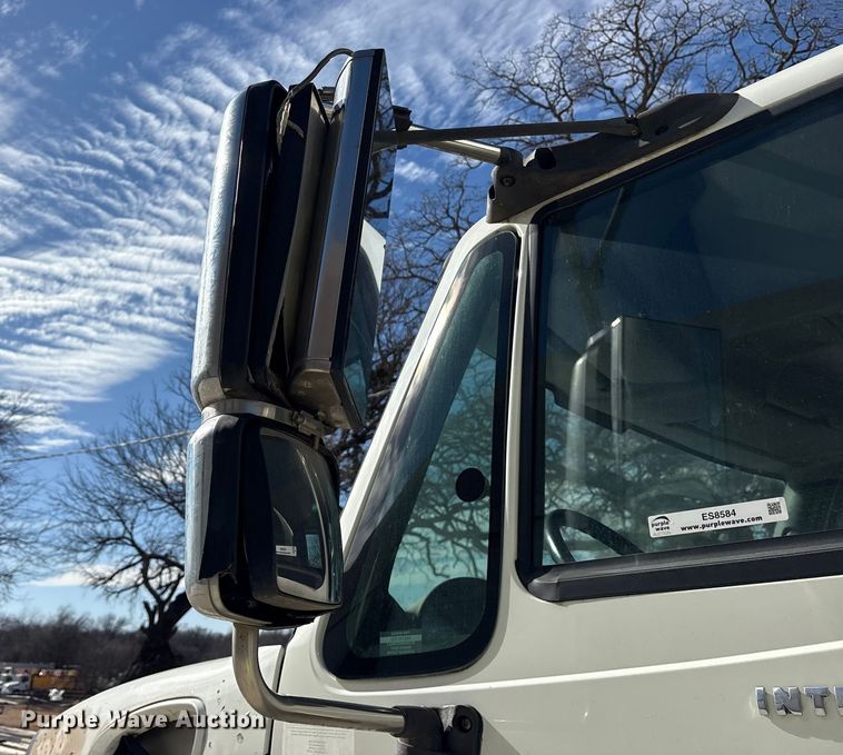 image for item ES8584 2006 International 7400 box truck