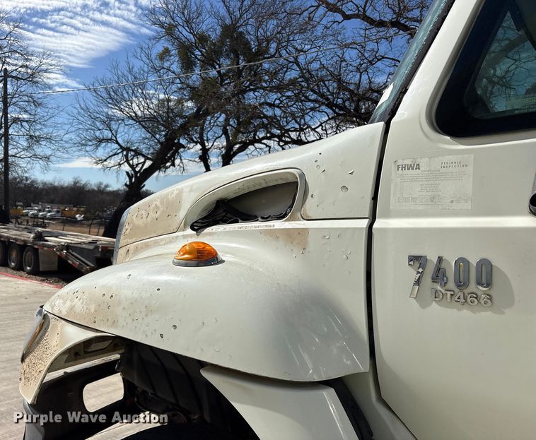 image for item ES8584 2006 International 7400 box truck