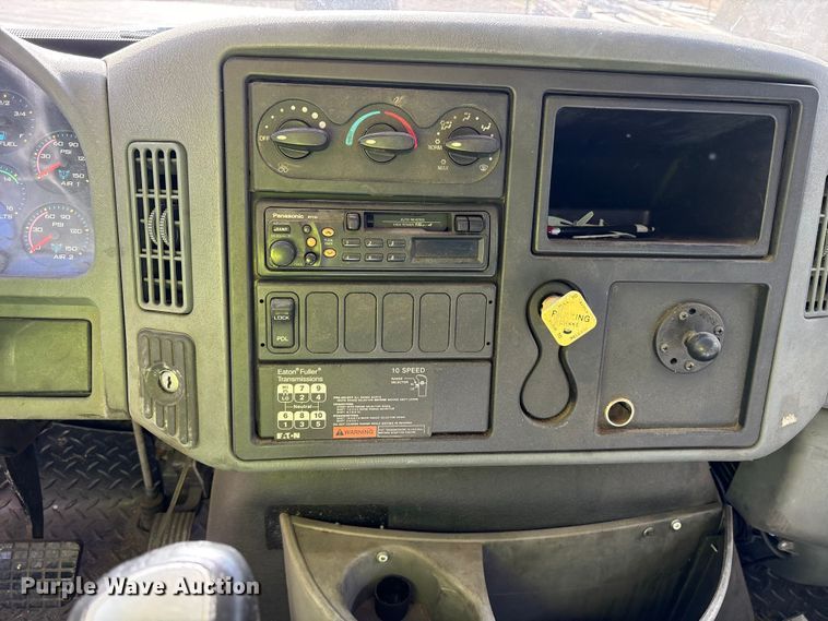 image for item ES8584 2006 International 7400 box truck