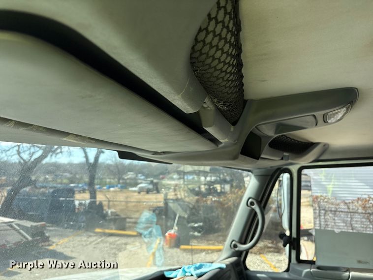 image for item ES8584 2006 International 7400 box truck