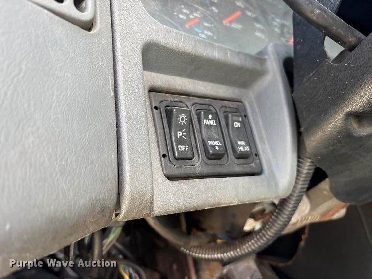 image for item ES8584 2006 International 7400 box truck