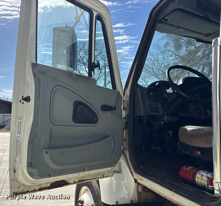 image for item ES8584 2006 International 7400 box truck