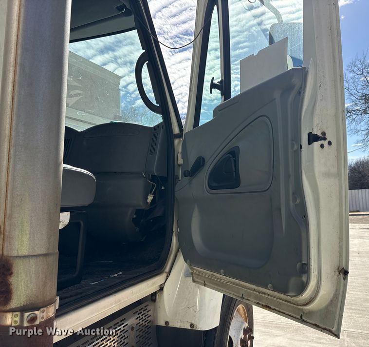 image for item ES8584 2006 International 7400 box truck