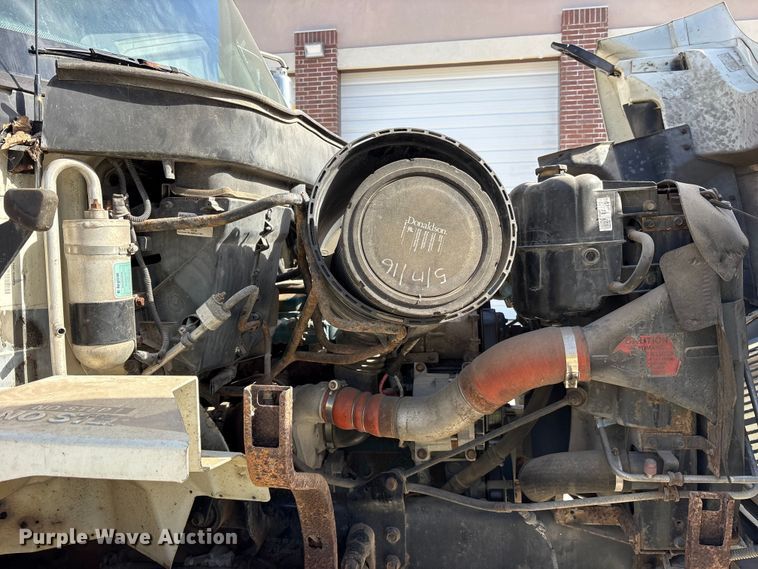 image for item ES8584 2006 International 7400 box truck