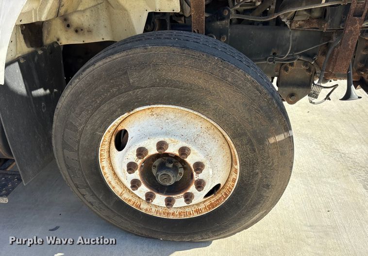 image for item ES8584 2006 International 7400 box truck