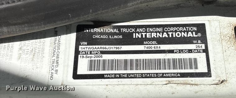 image for item ES8584 2006 International 7400 box truck