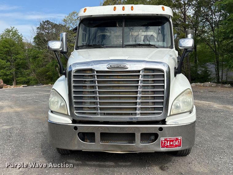 image for item ES8889 2012 Freightliner Cascadia 125 semi truck