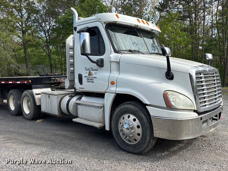 image for item ES8889 2012 Freightliner Cascadia 125 semi truck