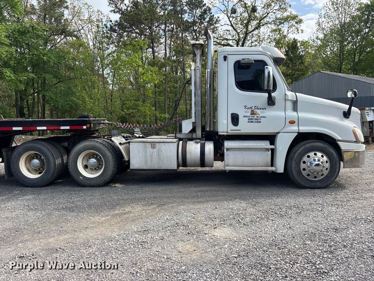 image for item ES8889 2012 Freightliner Cascadia 125 semi truck