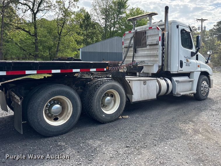 image for item ES8889 2012 Freightliner Cascadia 125 semi truck