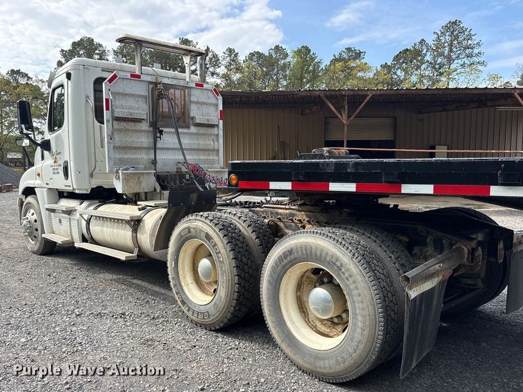 image for item ES8889 2012 Freightliner Cascadia 125 semi truck